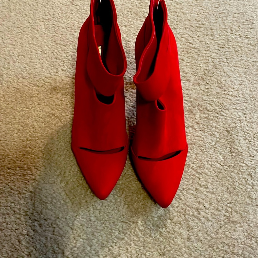 Red high heels BCBG generation NWOT